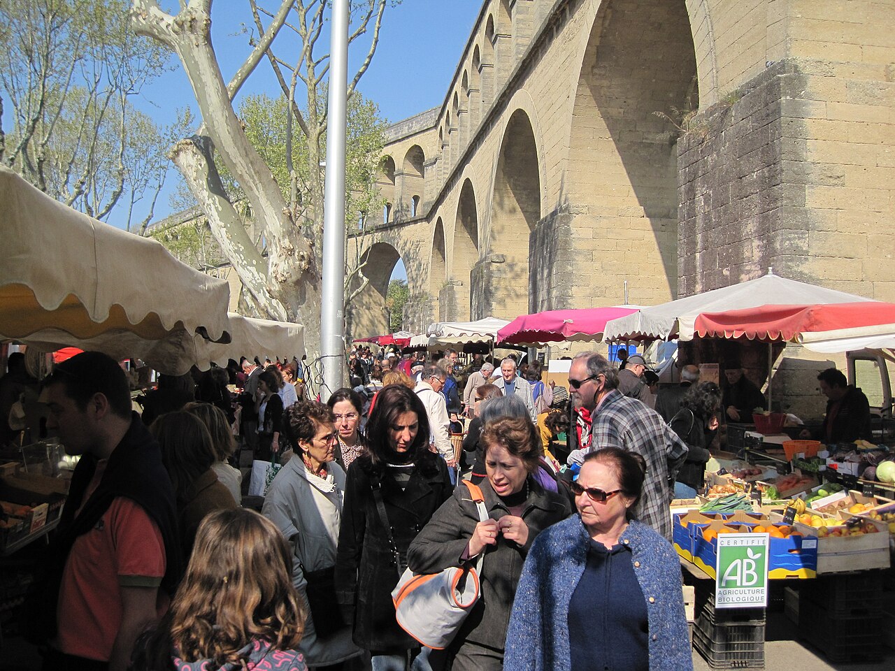 Le marché des Arceaux, sous les arches de l'aqueduc Saint-Clément