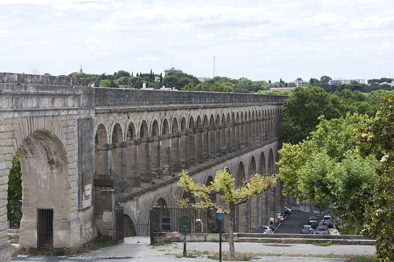 Les arches de l’aqueduc Saint-Clément le long du boulevard des Arceaux à Montpellier