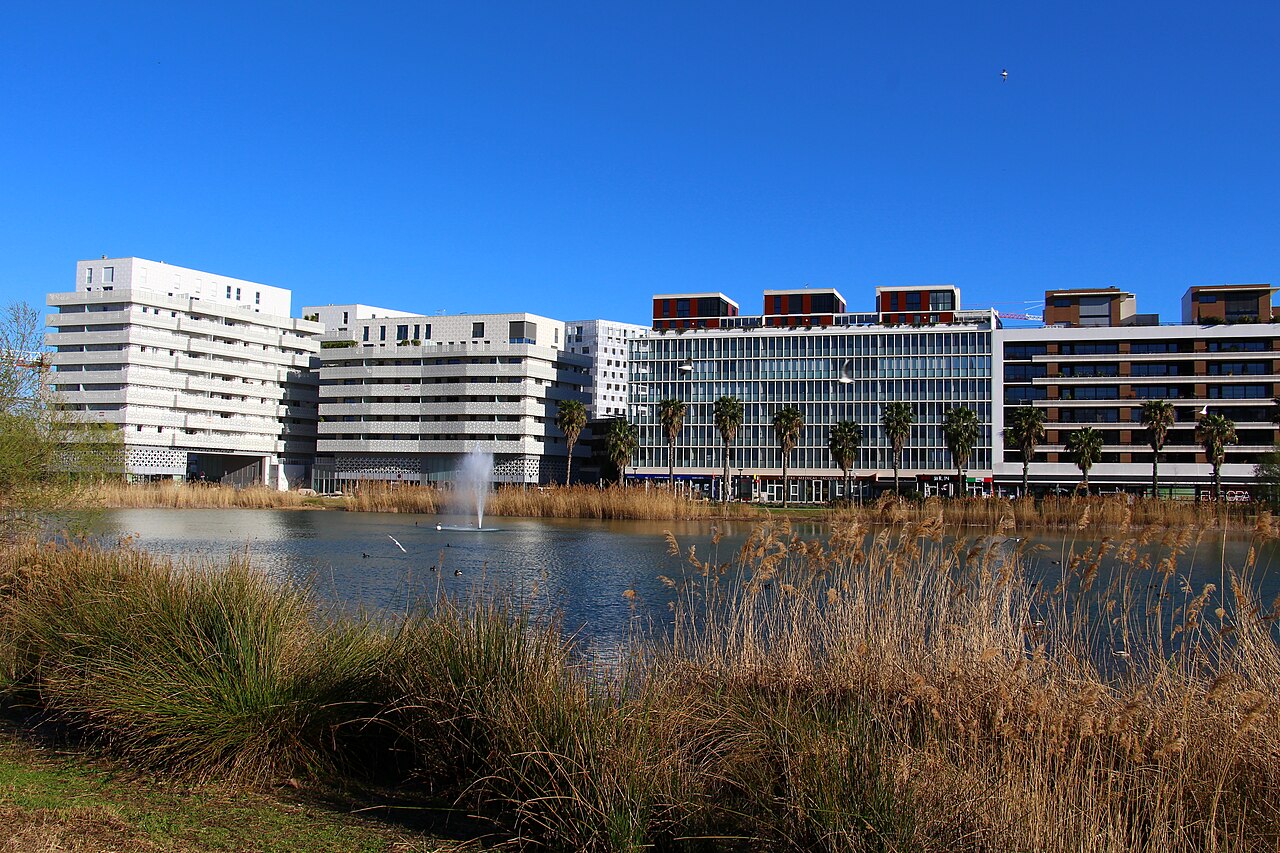 Le bassin Jacques-Cœur et les immeubles contemporains du quartier Port-Marianne à Montpellier