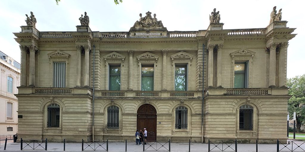 La façade classique du musée Fabre, ornée de statues, avec son nom gravé au sommet