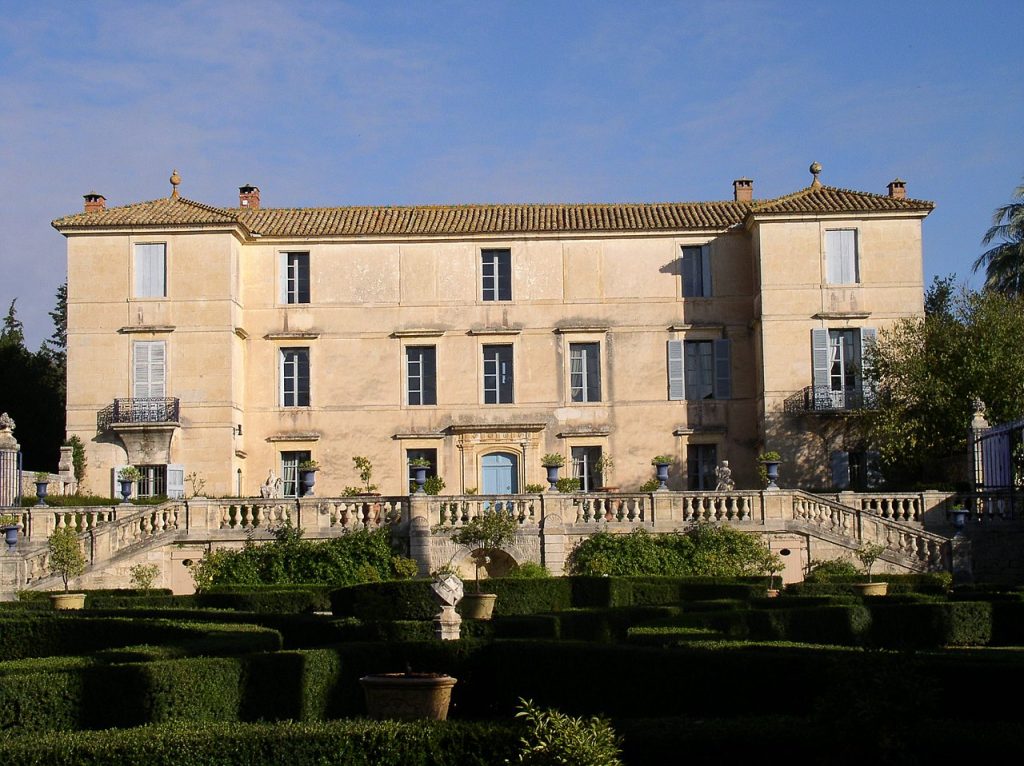 La façade du château de Flaugergues à Montpellier, au-dessus de son jardin de buis taillés