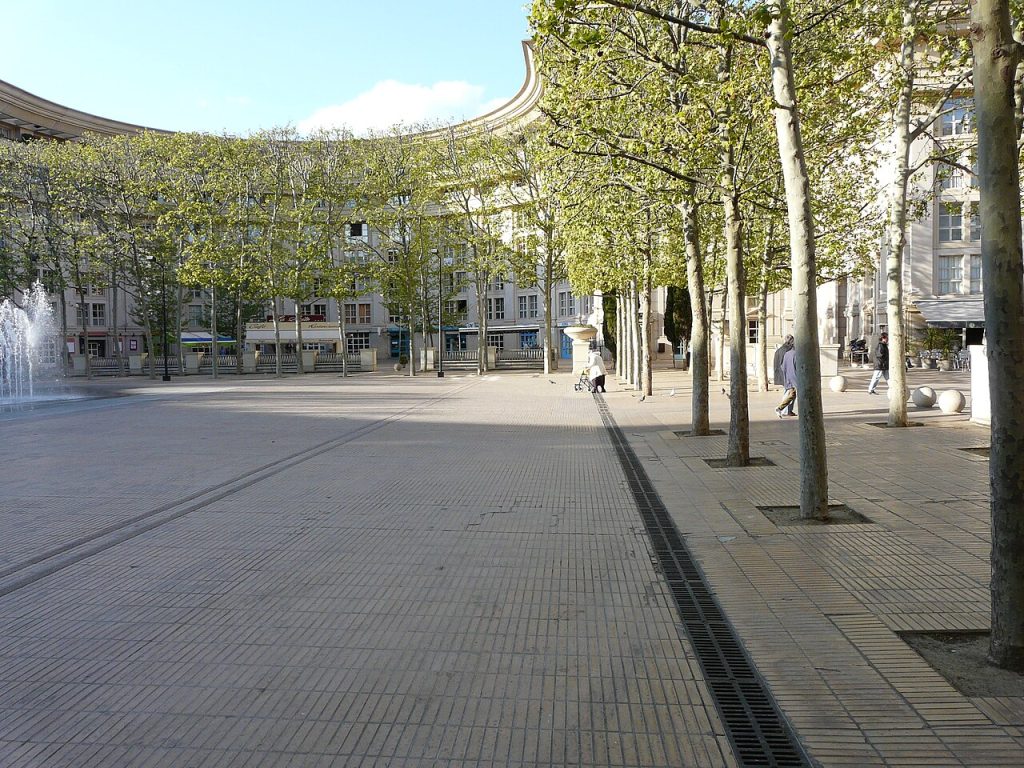 La place du Nombre-d’Or à Antigone, Montpellier, avec sa fontaine et ses façades en hémicycle, hors jour de marché