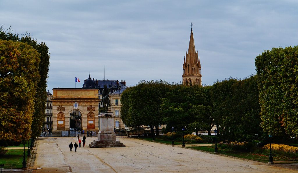 L’allée centrale de la promenade du Peyrou à Montpellier, avec la statue de Louis XIV et l’Arc de Triomphe au fond