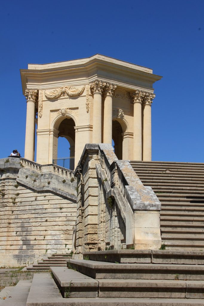 Le château d’eau de la promenade du Peyrou et ses escaliers de pierre, à Montpellier