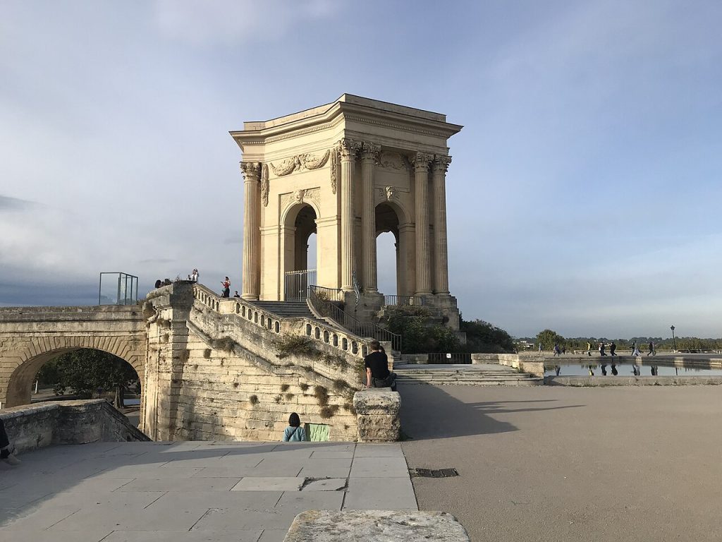 Le château d’eau du Peyrou, pavillon à colonnes dressé au-dessus d’escaliers de pierre, à Montpellier