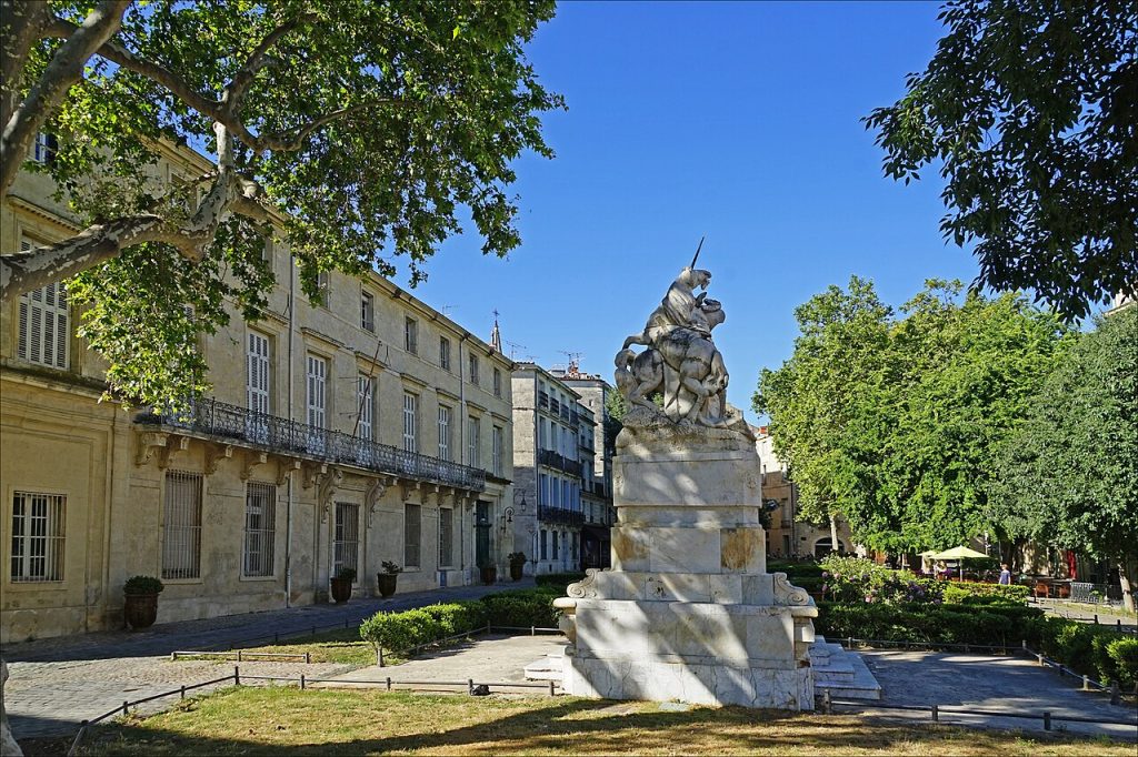Le jardin de la place de la Canourgue à Montpellier, avec l’hôtel de Belleval et la fontaine des Licornes