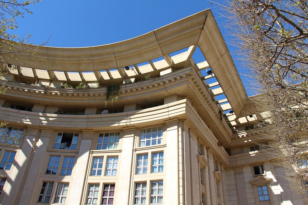 Les façades néoclassiques d’Antigone dessinées par Ricardo Bofill, autour de la place du Nombre d’Or