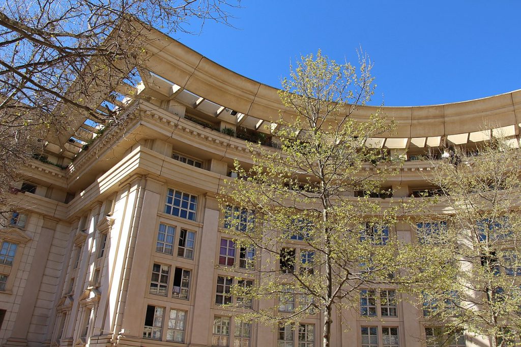 Les façades néoclassiques de la résidence Le Nombre d’Or, place du Nombre d’Or, dans le quartier Antigone