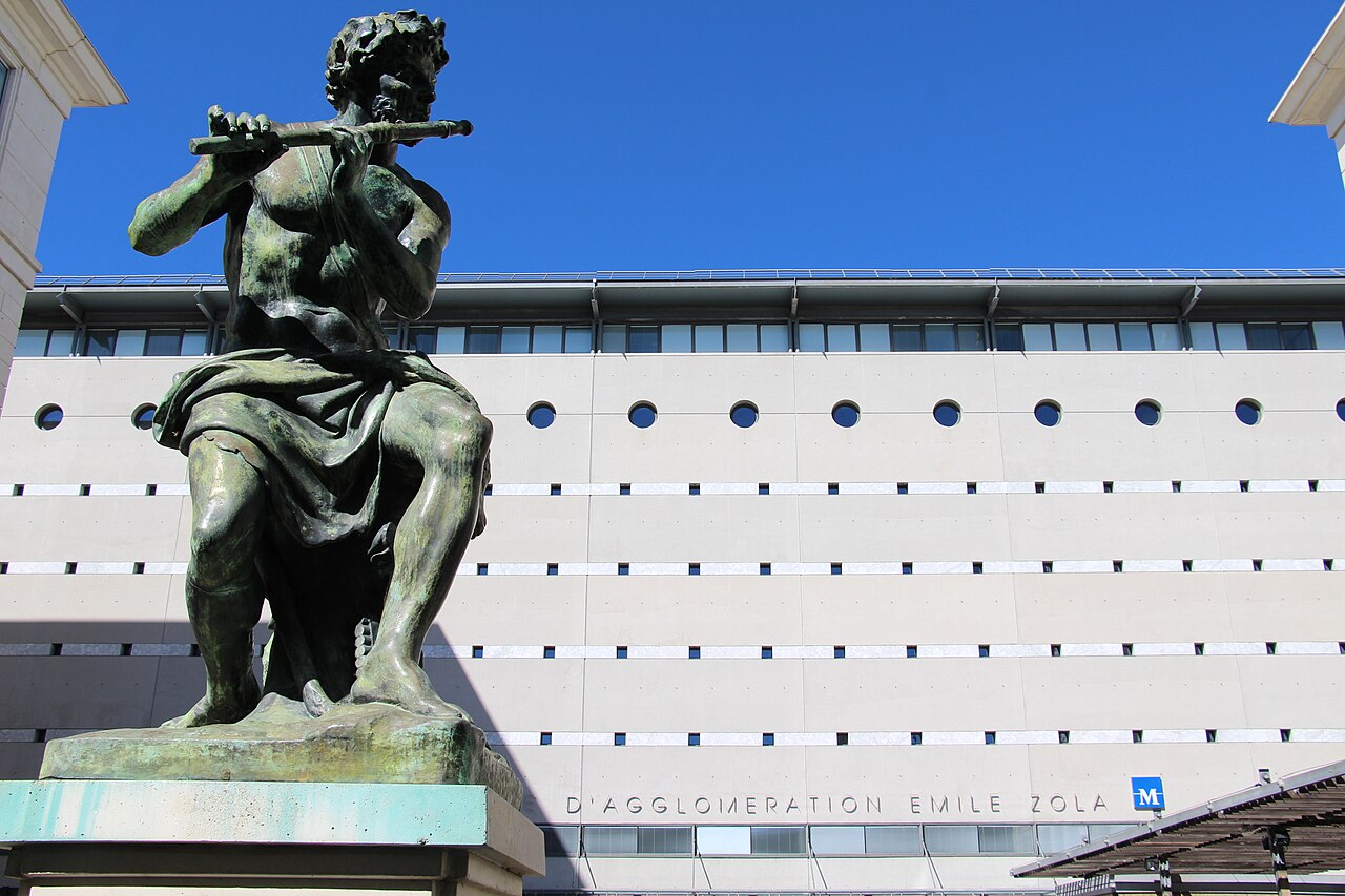 La façade de la médiathèque centrale Émile-Zola à Montpellier, avec une statue de faune au premier plan
