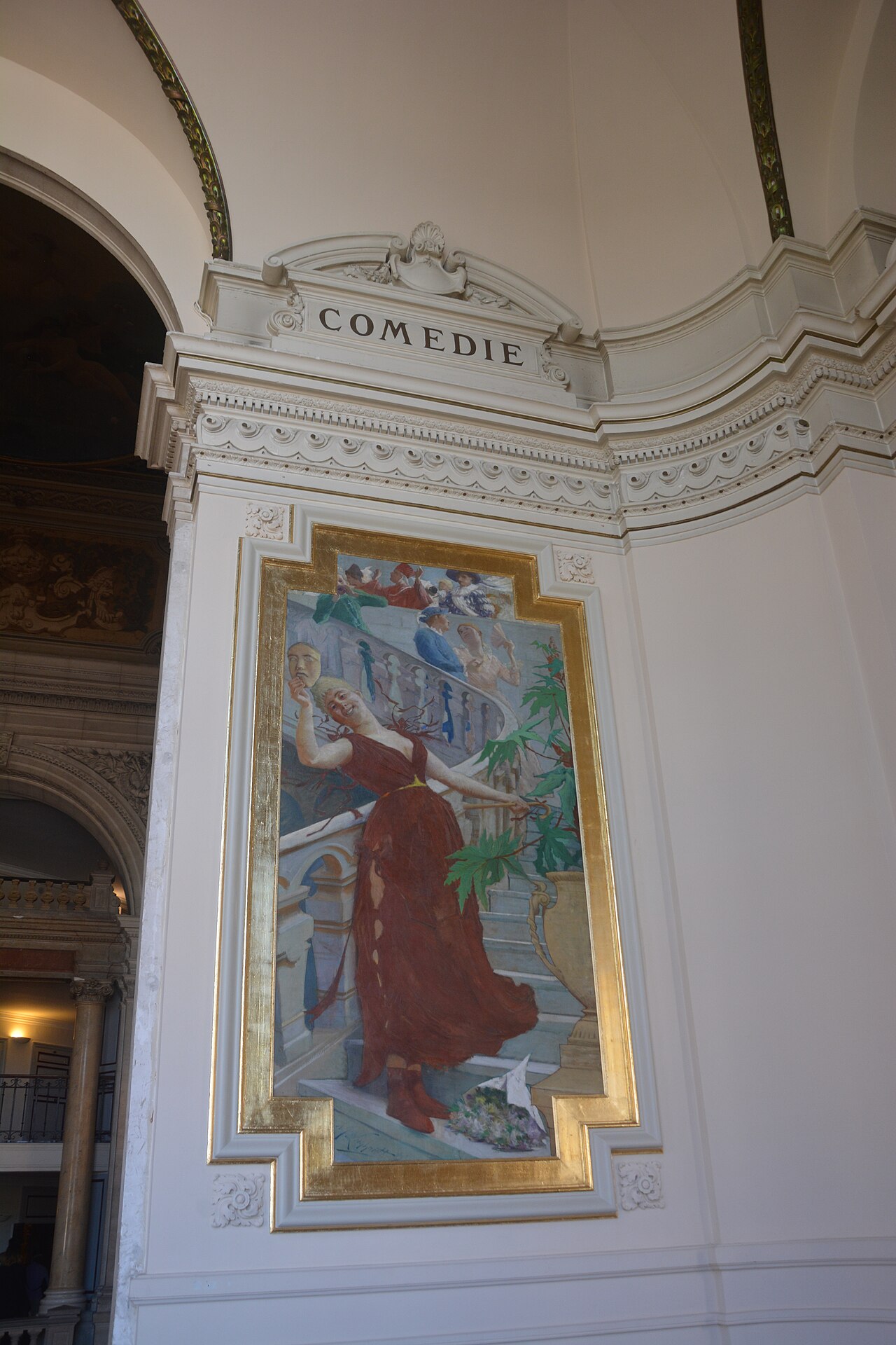 Panneau peint surmonté de l’inscription « Comédie » dans les intérieurs de l’Opéra Comédie de Montpellier