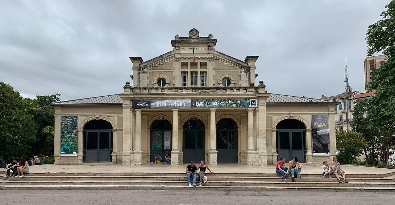 La façade du Pavillon Populaire, esplanade Charles-de-Gaulle à Montpellier, sous un ciel couvert