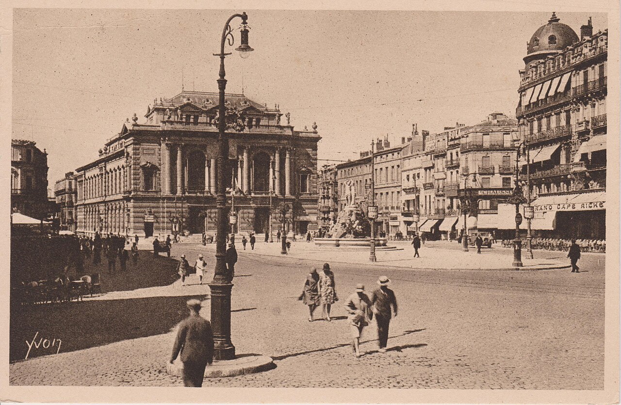 Carte postale ancienne des années 1920 montrant la place de la Comédie et le théâtre à Montpellier