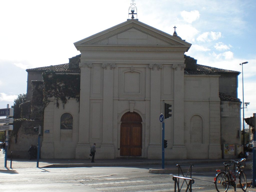 Façade classique à fronton triangulaire de l’église Saint-Denis, au croisement du cours Gambetta et de l’avenue Clemenceau