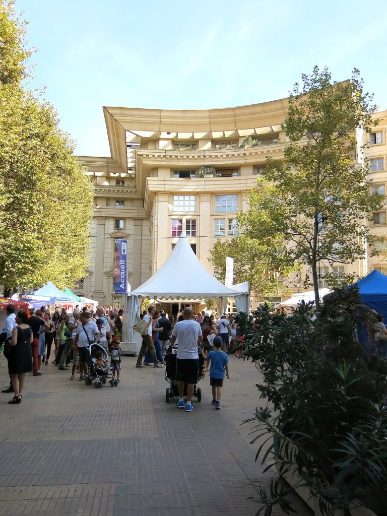 Stands et promeneurs lors de l’Antigone des associations, dans le quartier Antigone à Montpellier