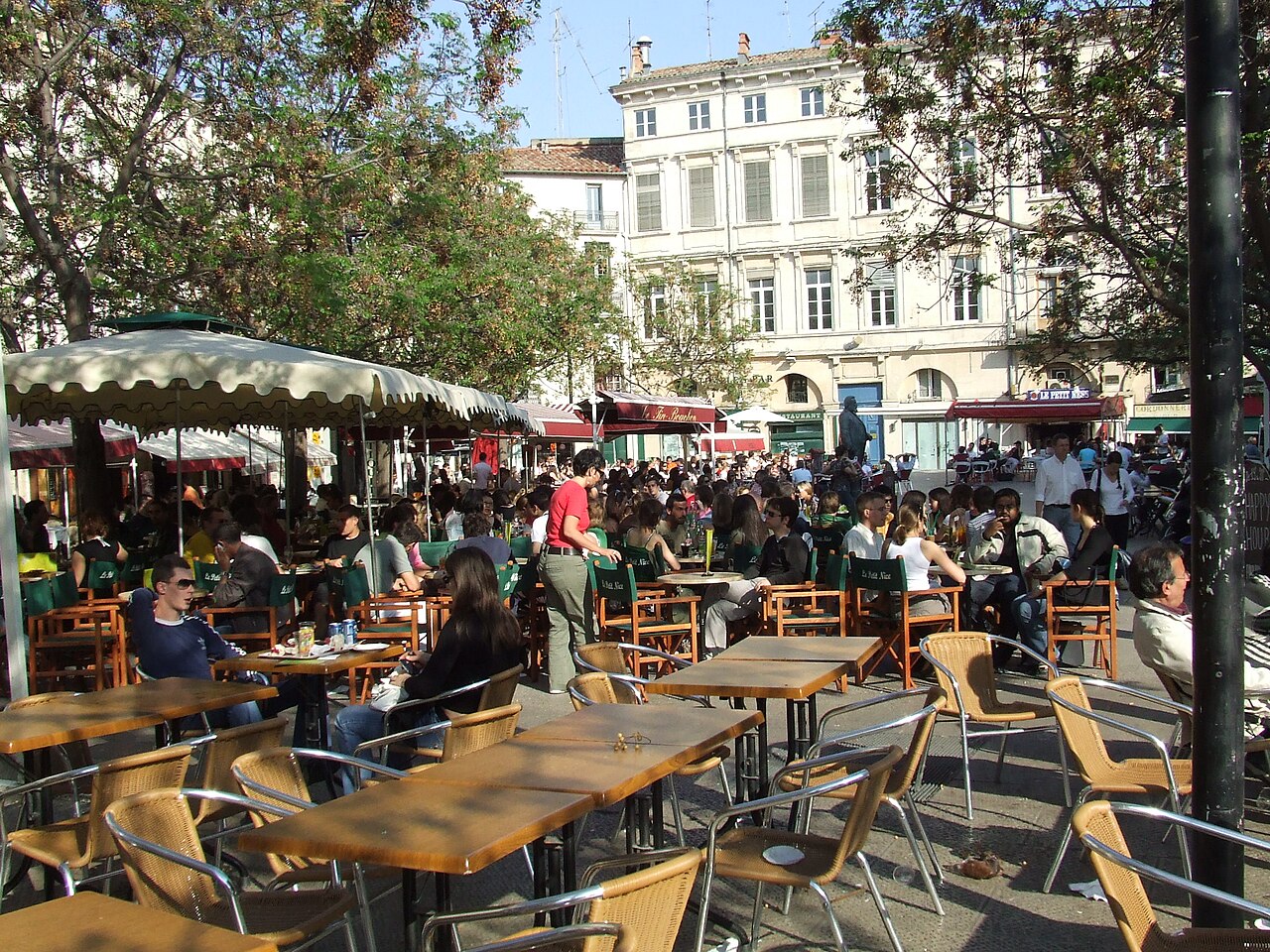 Terrasses de cafés bondées place Jean-Jaurès, dans l’Écusson à Montpellier