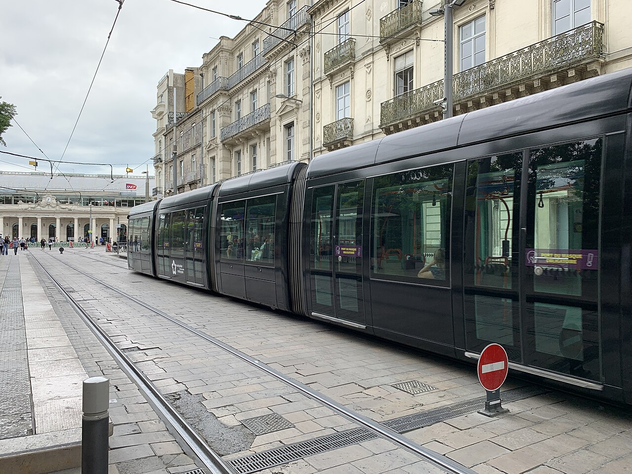 Une rame noire de la ligne 3 du tramway rue de la République à Montpellier, près de la gare Saint-Roch