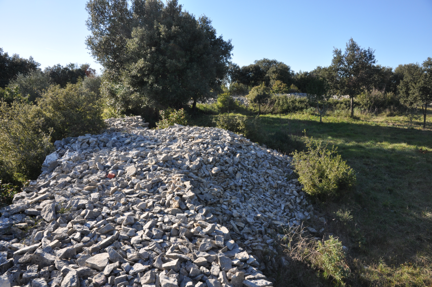 Un clapas, long tas de pierres sèches élevé dans la garrigue
