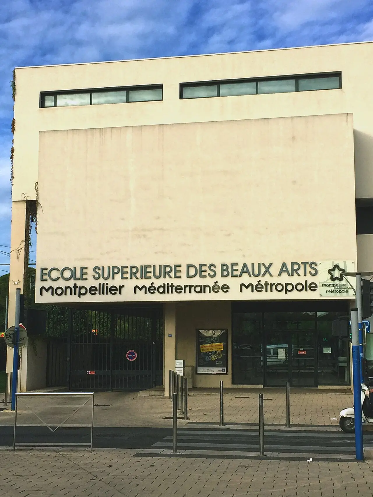 L’entrée de l’École supérieure des beaux-arts de Montpellier, avec son enseigne en lettres métalliques
