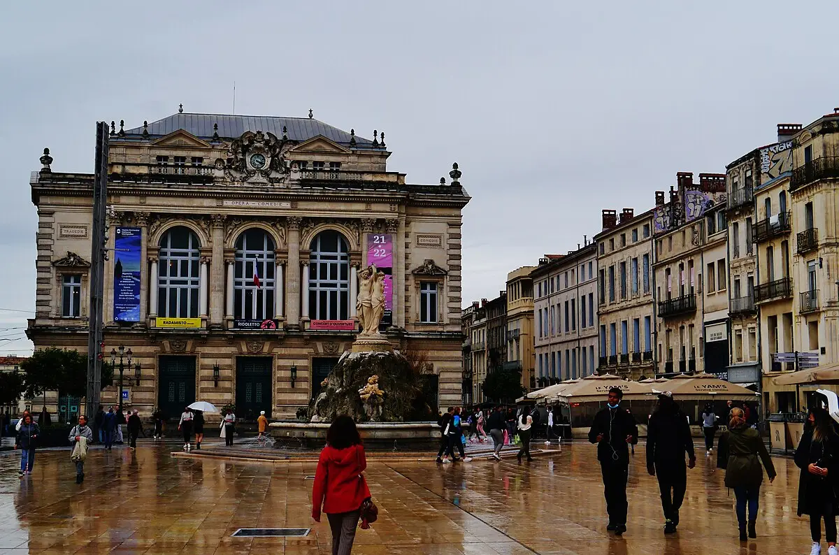 La façade de l’Opéra Comédie et la fontaine des Trois Grâces, place de la Comédie sous la pluie