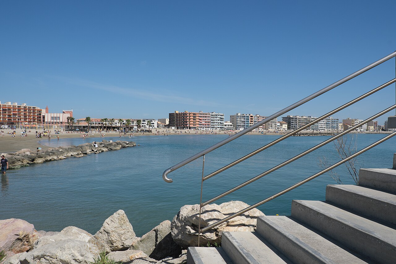 La plage et le front de mer de Palavas-les-Flots vus depuis un escalier de la digue