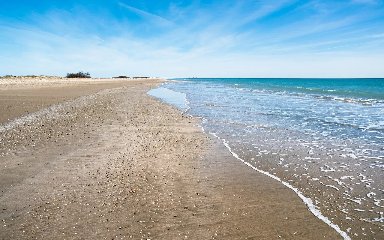 Le rivage du lido de Villeneuve-lès-Maguelone, sable, vagues et dune basse, sans aucune construction