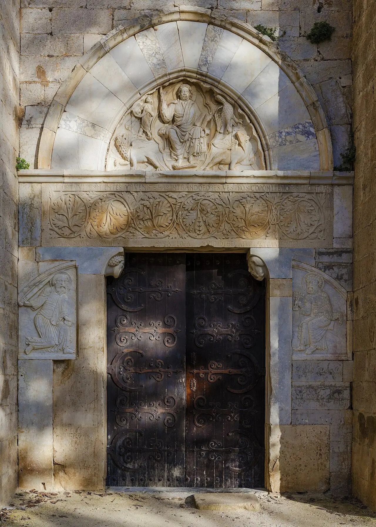Le portail roman de la cathédrale de Maguelone, son tympan sculpté et ses vantaux de bois ferrés
