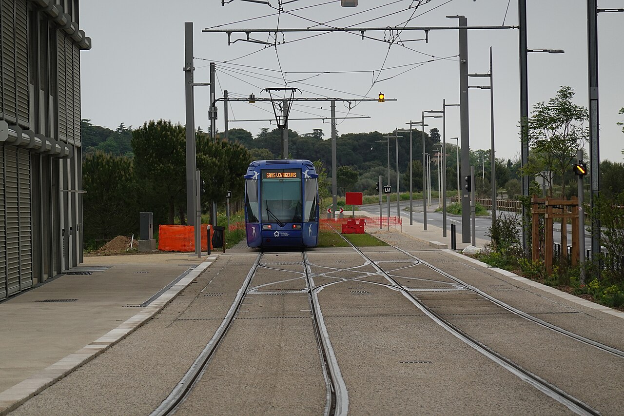 Une rame du tramway ligne 1 au terminus Gare Sud de France, sur les voies neuves du quartier Cambacérès