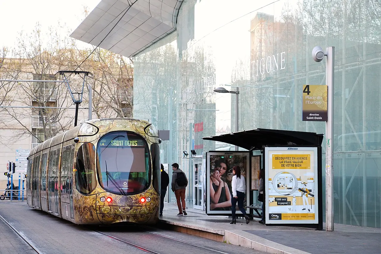 Une rame de tramway à la station Place de l’Europe, devant la piscine olympique d’Antigone